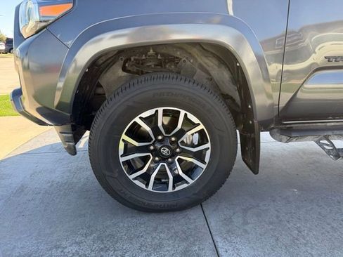 Used 2022 Toyota Tacoma TRD Sport w/ Technology Package image 4