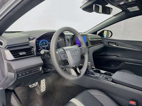 Used 2025 Toyota Camry SE w/ Convenience Package image 12