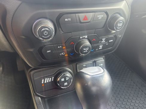 Used 2020 Jeep Renegade Trailhawk w/ Cold Weather Group AWD/4WD image 18