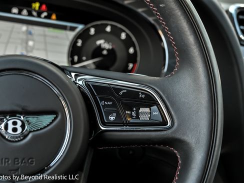 Used 2023 Bentley Bentayga image 38