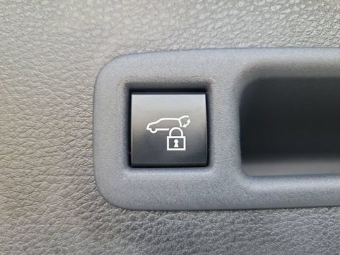 Used 2025 Toyota Sienna XLE FWD image 12