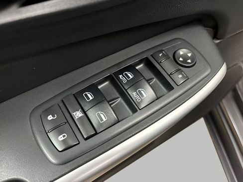 Used 2018 Jeep Cherokee Latitude Plus w/ Comfort/Convenience Group FWD image 11