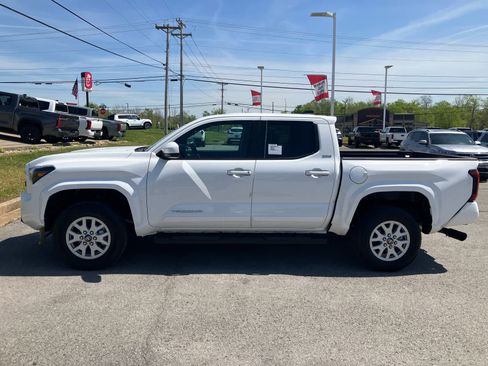 Certified 2025 Toyota Tacoma SR5 AWD/4WD image 4