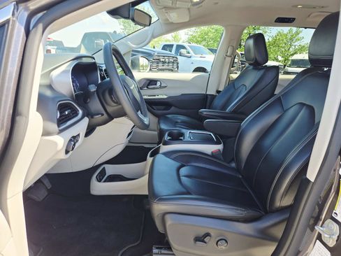 Used 2023 Chrysler Pacifica Touring-L FWD image 12