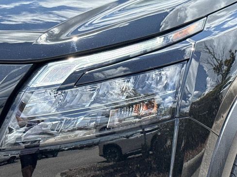 Certified 2024 Nissan Pathfinder SV w/ Black Appearance Package FWD image 10