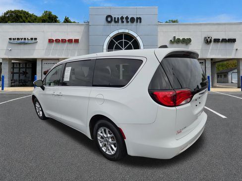 Certified 2022 Chrysler Voyager LX FWD image 6