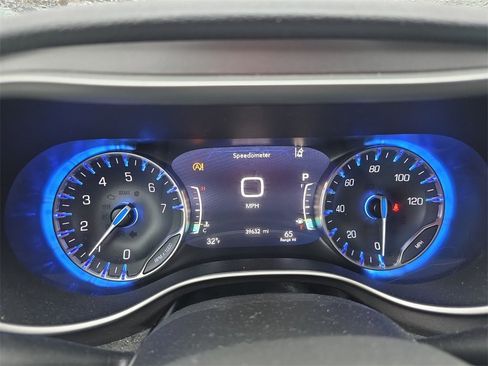 Used 2022 Chrysler Pacifica Touring-L w/ Uconnect Theater Family Group image 16