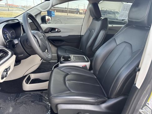 Used 2023 Chrysler Pacifica Touring-L image 3