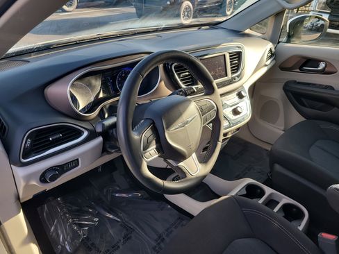 Used 2023 Chrysler Voyager LX FWD image 18