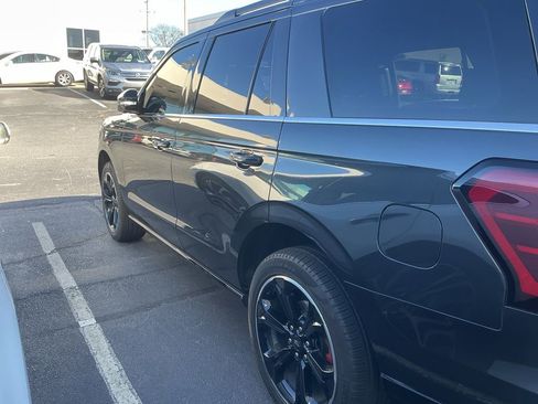 Used 2024 Ford Expedition Limited image 2