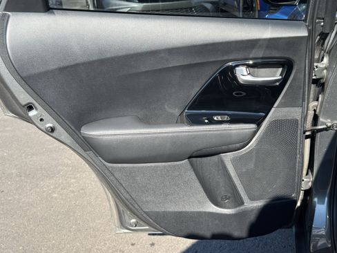 Used 2017 Kia Niro EX image 32