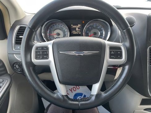 Used 2014 Chrysler Town & Country Touring image 25