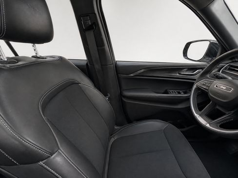 Used 2025 Jeep Grand Cherokee Altitude AWD/4WD image 12