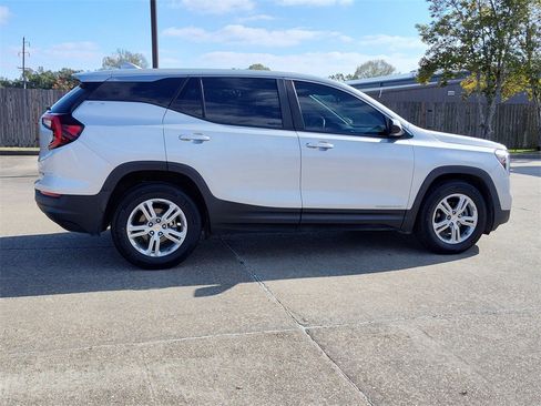 Used 2022 GMC Terrain SLE image 11