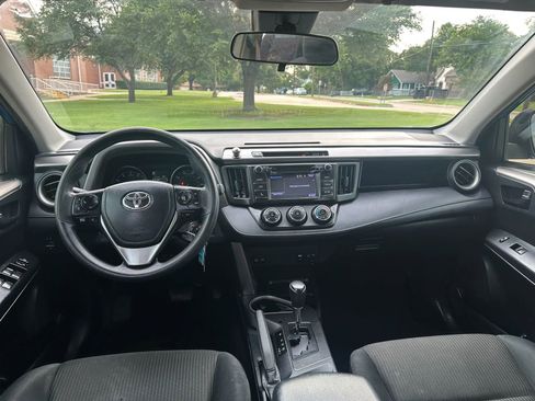 Used 2018 Toyota RAV4 LE FWD image 17