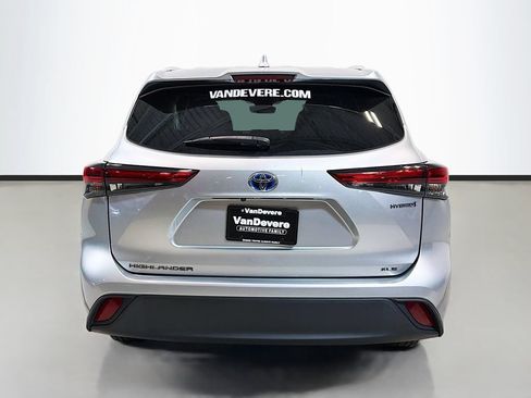 Used 2022 Toyota Highlander XLE AWD/4WD image 8