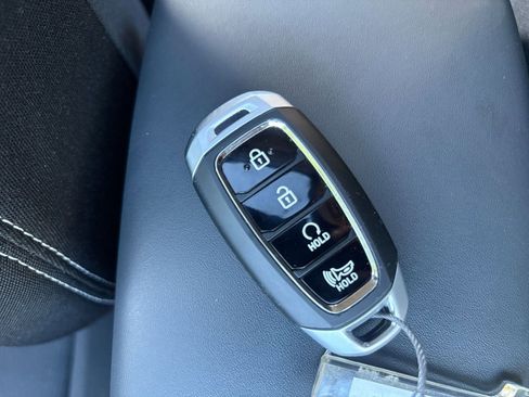 Used 2025 Hyundai Venue SEL image 21