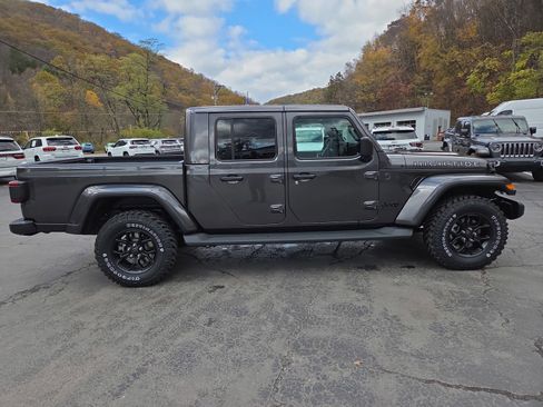 New 2025 Jeep Gladiator Sport image 2