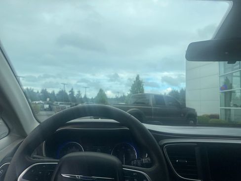 Used 2018 Chrysler Pacifica L FWD image 12