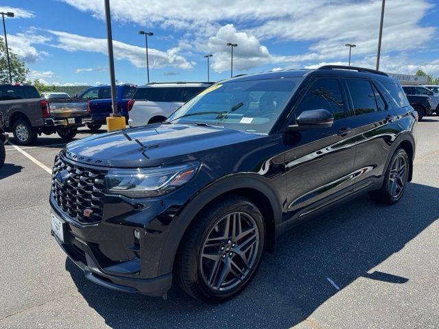 Used 2025 Ford Explorer ST AWD/4WD image 3