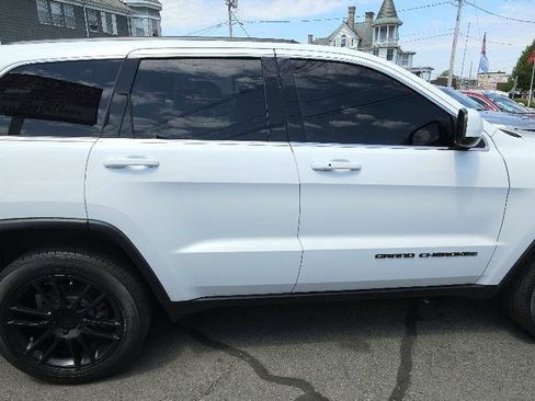 Used 2018 Jeep Grand Cherokee Laredo AWD/4WD image 7
