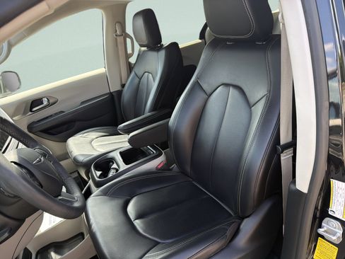 Used 2023 Chrysler Pacifica Touring-L FWD image 15