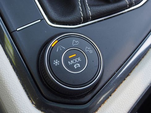 Used 2022 Volkswagen Tiguan SEL R-Line image 25