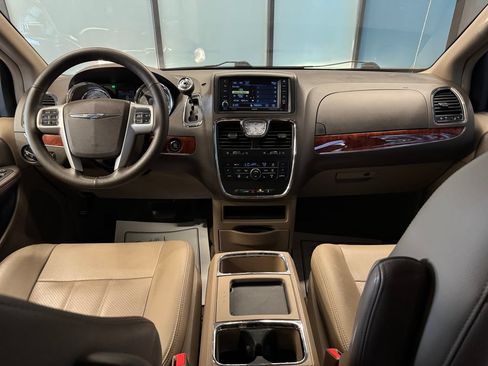 Used 2015 Chrysler Town & Country Touring-L w/ Driver Convenience Group FWD image 9