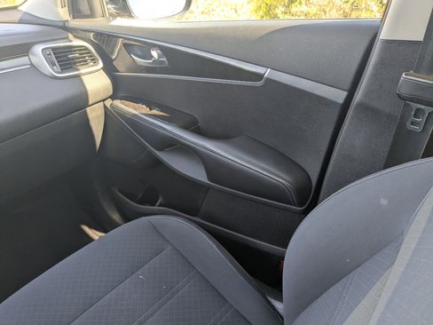 Used 2018 Kia Sorento LX image 23