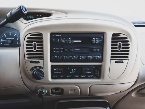 Used 1998 Lincoln Navigator 4WD image 3
