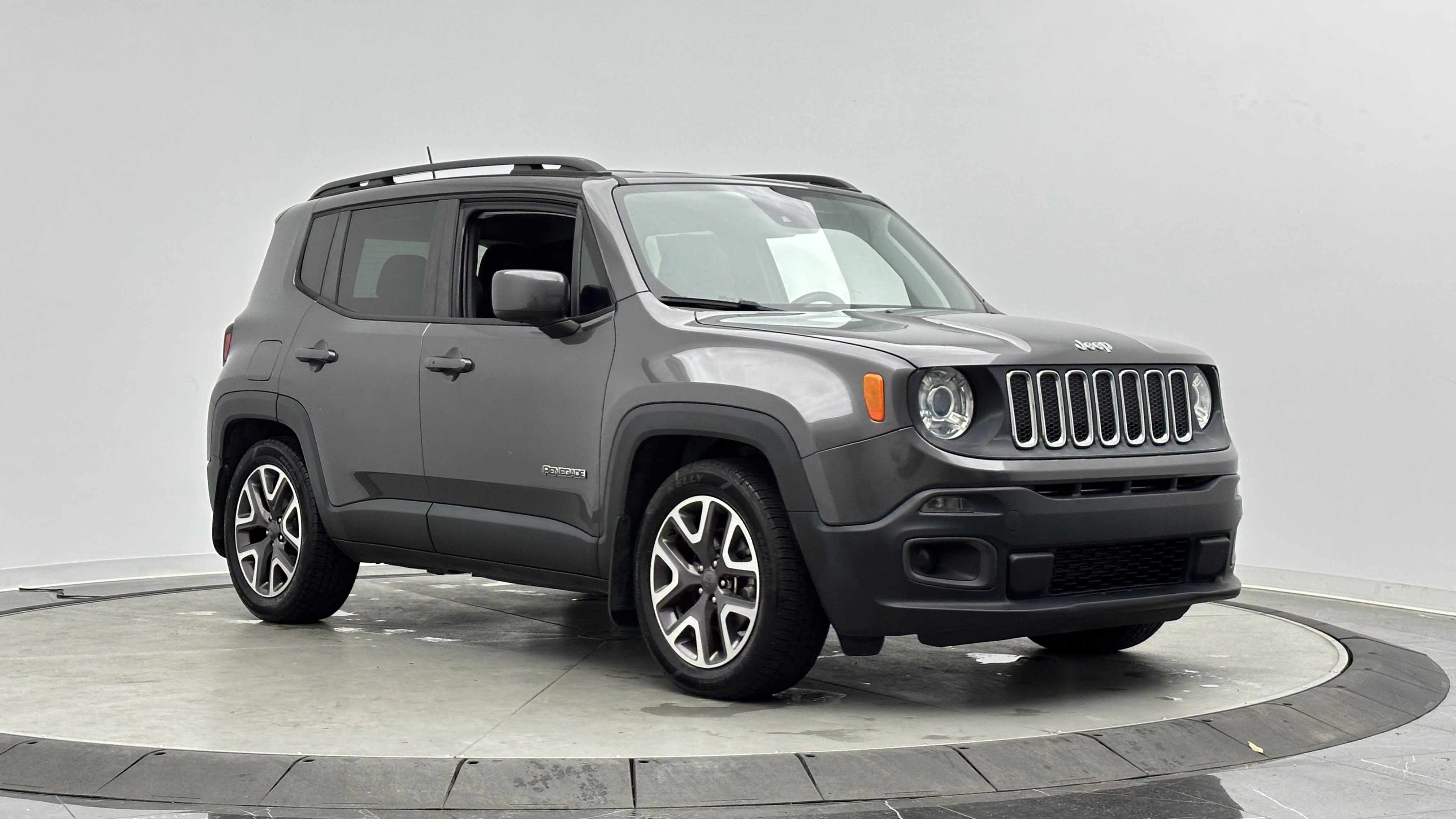 Used 2018 Jeep Renegade Latitude w/ Advanced Technology Group FWD image 3