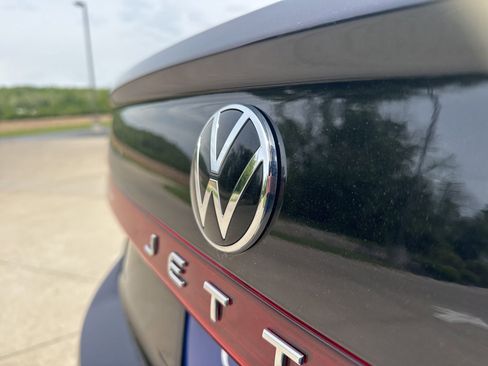 Used 2025 Volkswagen Jetta SE FWD image 9