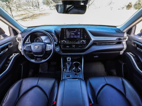 Used 2021 Toyota Highlander XLE image 2