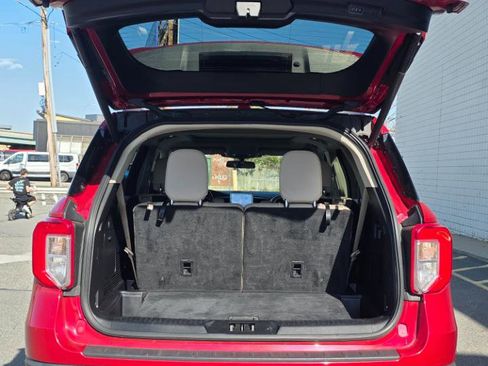 Used 2020 Ford Explorer XLT w/ Equipment Group 202A AWD/4WD image 9