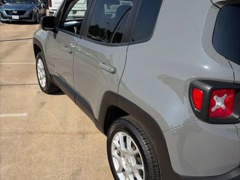Used 2022 Jeep Renegade Latitude AWD/4WD image 4