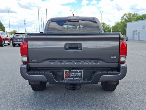 Used 2018 Toyota Tacoma TRD Sport AWD/4WD image 6