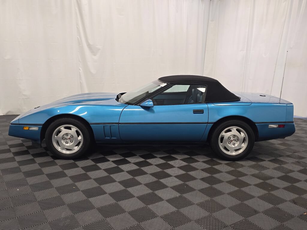 Used 1988 Chevrolet Corvette Convertible RWD image 2