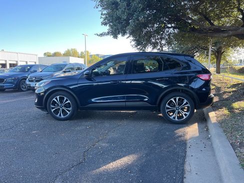 Used 2021 Ford Escape SE w/ SE Sport Appearance Package image 4