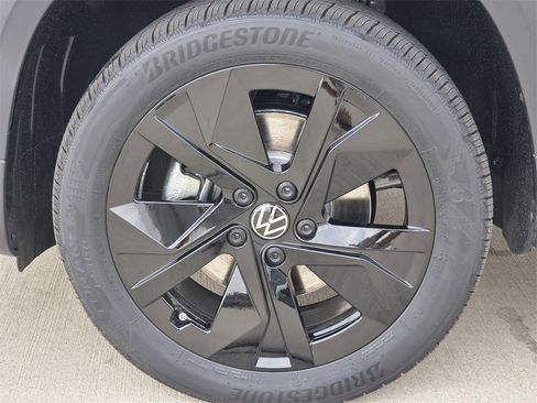 New 2026 Volkswagen Taos SE image 8