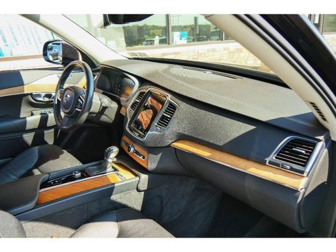 Used 2022 Volvo XC90 T6 Momentum w/ Climate Package AWD/4WD image 14