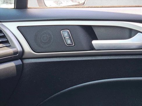 Used 2018 Ford Fusion SE w/ Fusion SE Technology Package FWD image 13