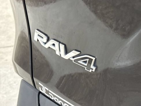 Used 2021 Toyota RAV4 LE AWD/4WD image 25