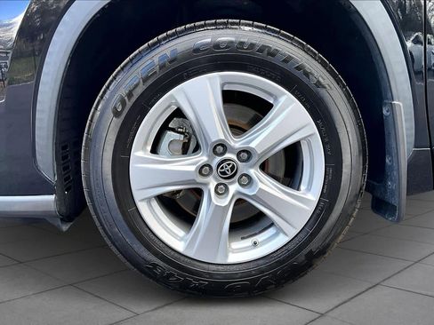 Used 2021 Toyota Highlander LE image 11