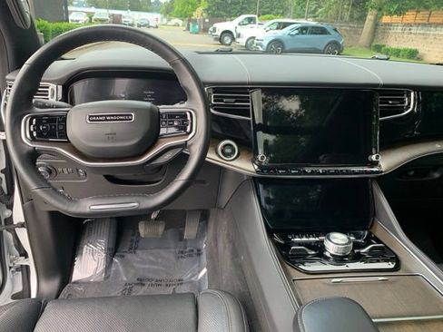 Used 2022 Jeep Grand Wagoneer Series I w/ Flexible Seating Group AWD/4WD image 18