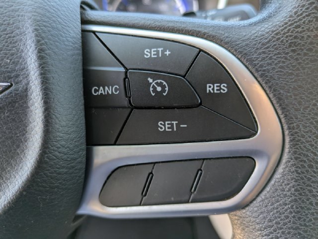 Used 2017 Chrysler Pacifica Touring FWD image 10