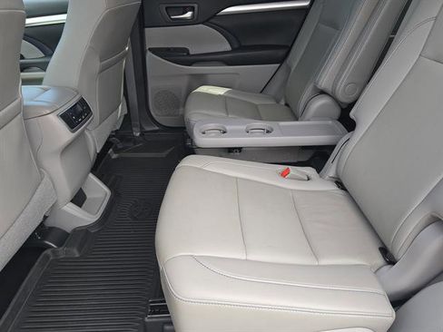 Used 2019 Toyota Highlander XLE image 10
