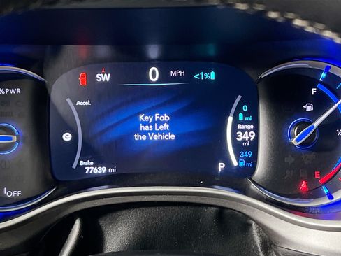 Used 2023 Chrysler Pacifica Touring-L FWD image 22