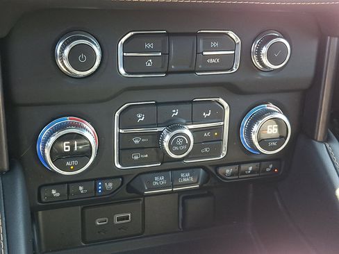 Used 2023 GMC Yukon XL AT4 w/ AT4 Premium Package AWD/4WD image 19