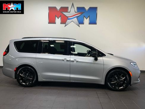 New 2026 Chrysler Pacifica Limited image 1