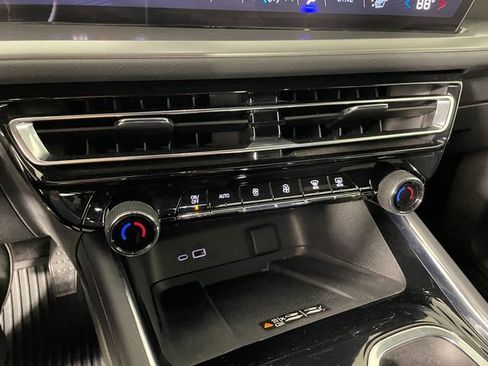 Certified 2025 Chevrolet Traverse LT w/ Sun and Wheel Package image 8